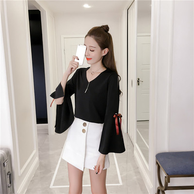 Μοντέρνο γυναικείο πουκάμισο με ντεκολτέ σε σχήμα V και φαρδιά μανίκια