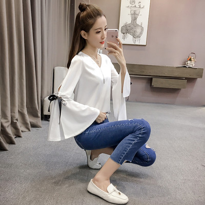 Μοντέρνο γυναικείο πουκάμισο με ντεκολτέ σε σχήμα V και φαρδιά μανίκια