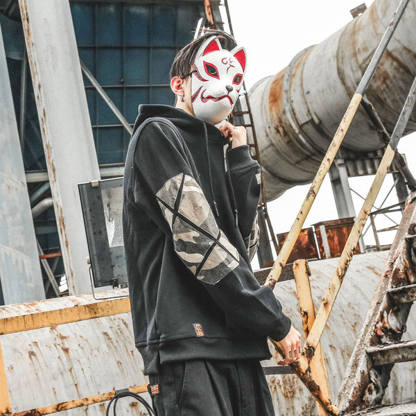 Ανδρικό φούτερ σε δύο χρώματα με κουκούλα και σχέδιο καμουφλάζ