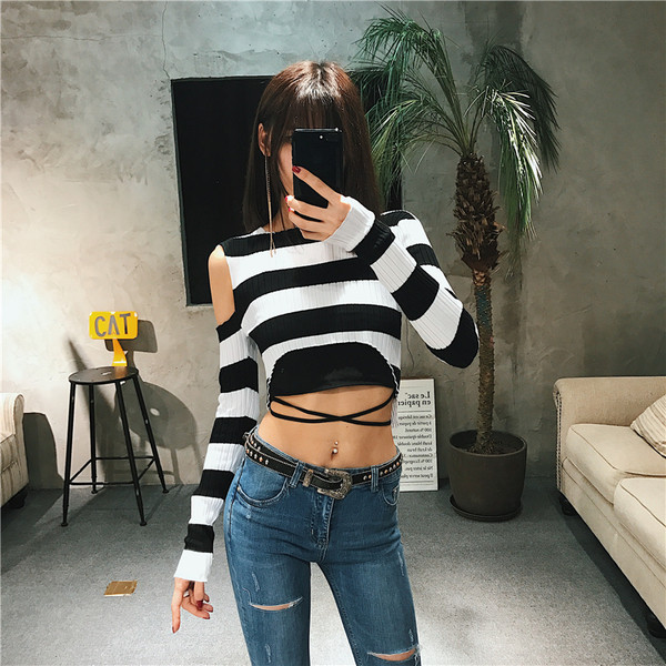 Σπορ-casual σύντομηγυναικεία ριγέ μπλούζα με ενδιαφέροντες ώμους