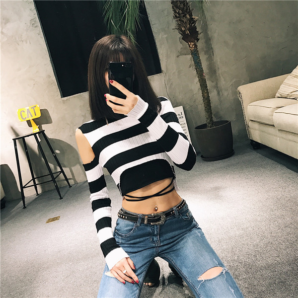 Σπορ-casual σύντομηγυναικεία ριγέ μπλούζα με ενδιαφέροντες ώμους