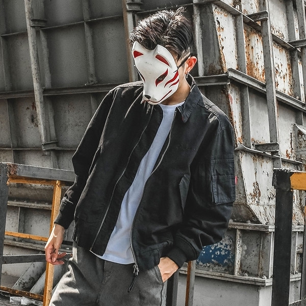 Sötét színű férfi nyári kabát kapucnival és zsebekkel