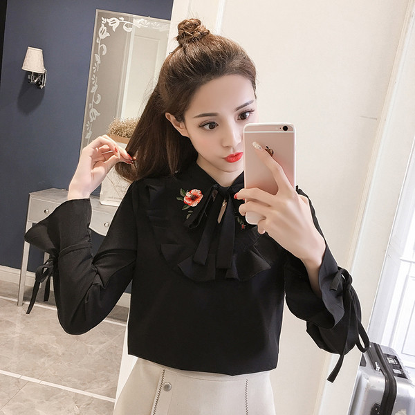 Stílusos női ing széles ujjal, virágos motívumokkal és szalagokkal