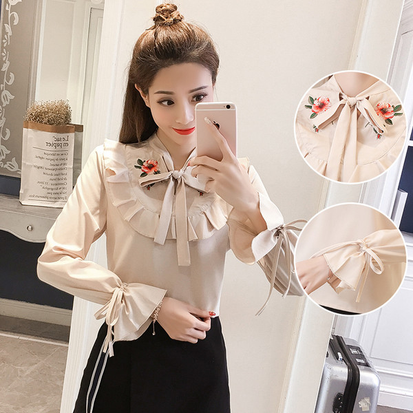 Stílusos női ing széles ujjal, virágos motívumokkal és szalagokkal