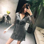 Κομψή γυναικείο φόρεμα σε ελεύθερη στυλ με λαμπερά σωματίδια και βαθύ ντεκολτέ σε σχήμα V