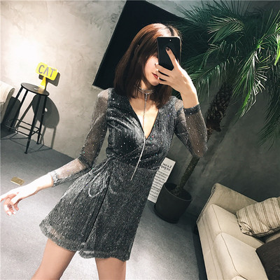 Κομψή γυναικείο φόρεμα σε ελεύθερη στυλ με λαμπερά σωματίδια και βαθύ ντεκολτέ σε σχήμα V