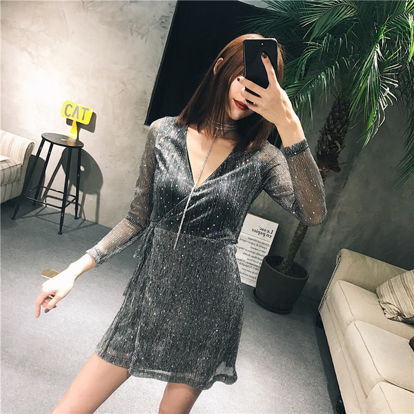 Κομψή γυναικείο φόρεμα σε ελεύθερη στυλ με λαμπερά σωματίδια και βαθύ ντεκολτέ σε σχήμα V