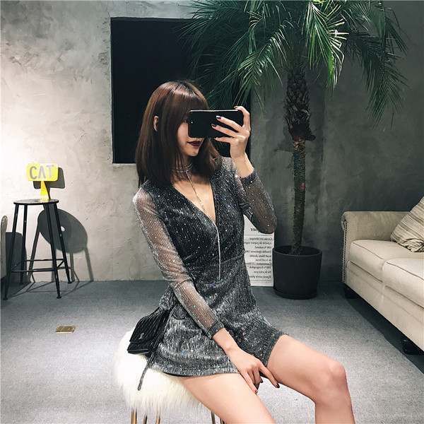 Κομψή γυναικείο φόρεμα σε ελεύθερη στυλ με λαμπερά σωματίδια και βαθύ ντεκολτέ σε σχήμα V