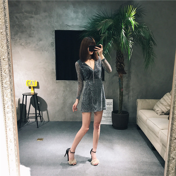 Κομψή γυναικείο φόρεμα σε ελεύθερη στυλ με λαμπερά σωματίδια και βαθύ ντεκολτέ σε σχήμα V