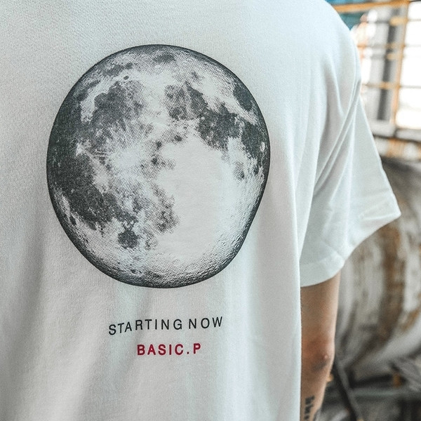 Férfi póló rövid ujjú fehér és szürke színben, hátoldalán mintával