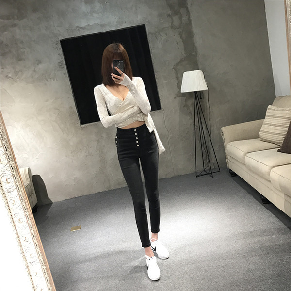 Sportos és elegáns női nadrág magas derékkal és dekoratív gombokkal, három színben