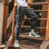 Ανδρική αθλητική φόρμα με στρίφωμα και τσέπες