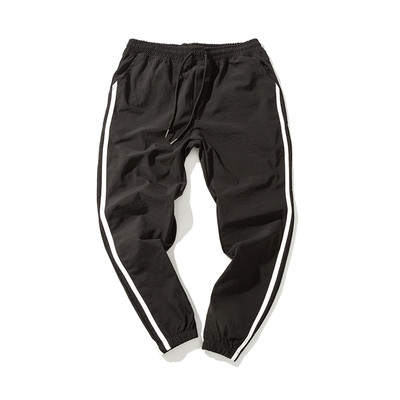 Ανδρική αθλητική φόρμα με στρίφωμα και τσέπες