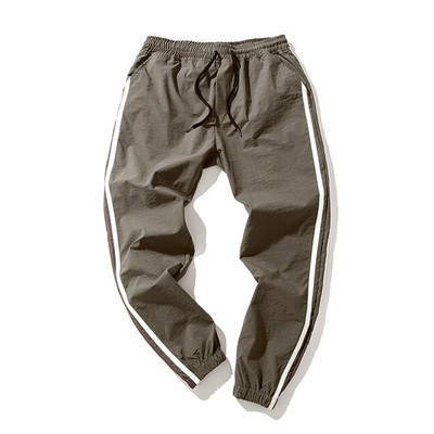 Ανδρική αθλητική φόρμα με στρίφωμα και τσέπες