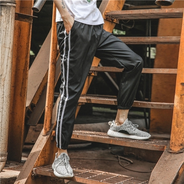 Ανδρική αθλητική φόρμα με στρίφωμα και τσέπες