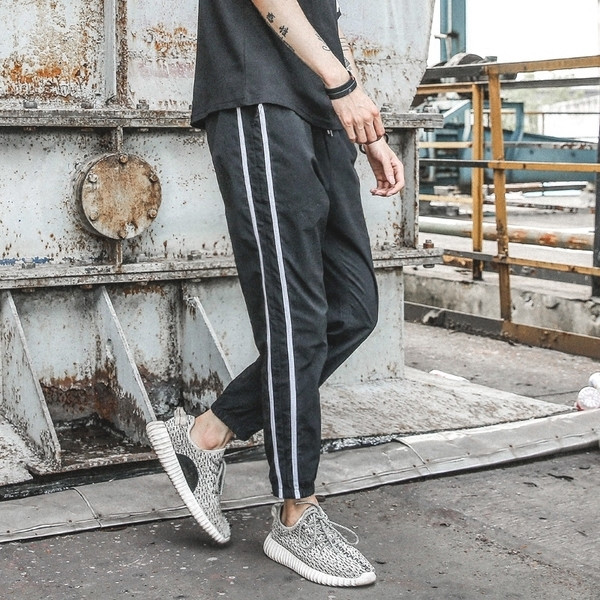 Ανδρική αθλητική φόρμα με στρίφωμα και τσέπες