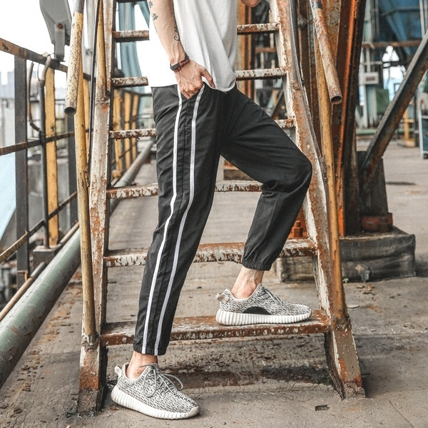 Ανδρική αθλητική φόρμα με στρίφωμα και τσέπες