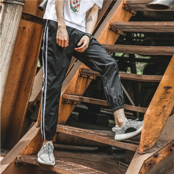 Ανδρική αθλητική φόρμα με στρίφωμα και τσέπες