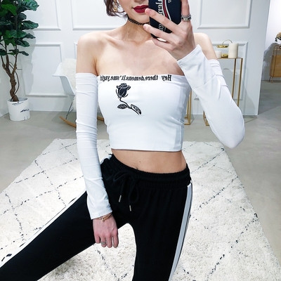 Γυναικεία λεπτή μπλούζα slim με πεσμένους ώμους και κεντήματα σε πολλά χρώματα