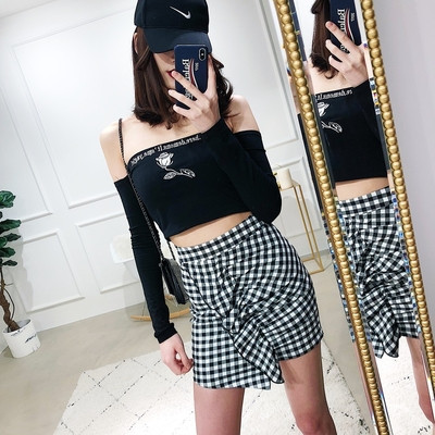 Γυναικεία λεπτή μπλούζα slim με πεσμένους ώμους και κεντήματα σε πολλά χρώματα