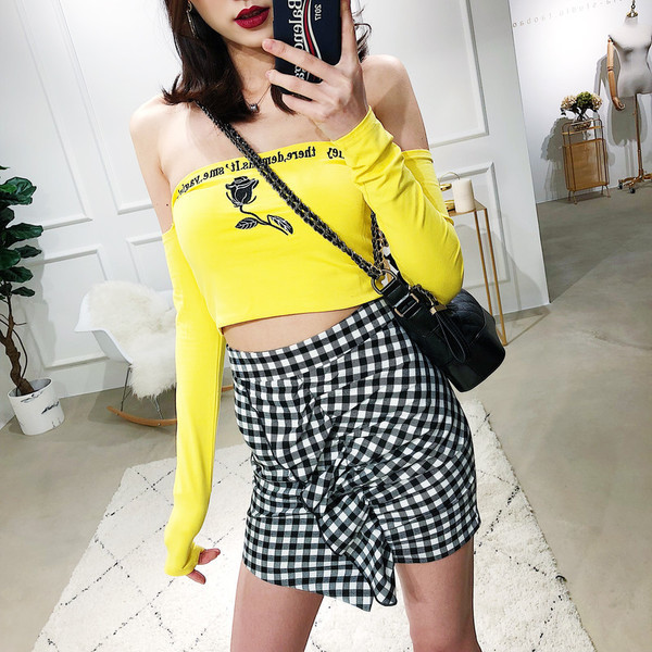 Γυναικεία λεπτή μπλούζα slim με πεσμένους ώμους και κεντήματα σε πολλά χρώματα