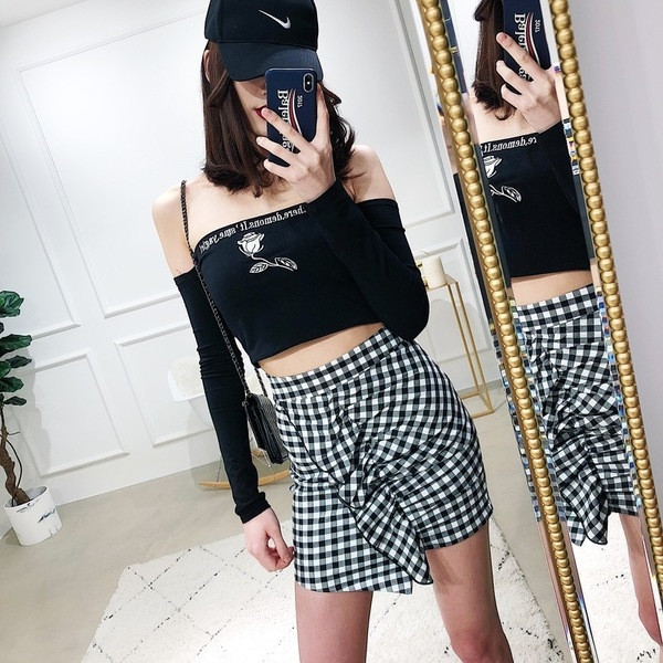 Γυναικεία λεπτή μπλούζα slim με πεσμένους ώμους και κεντήματα σε πολλά χρώματα