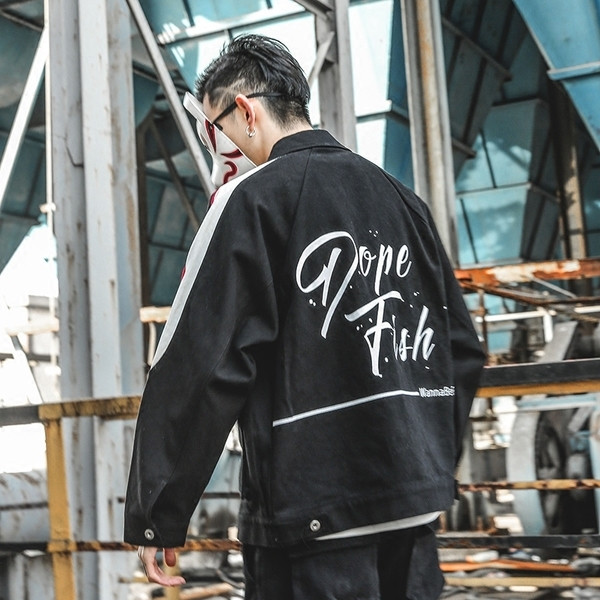 Férfi széles kabát három színben, hátoldalán felirattal