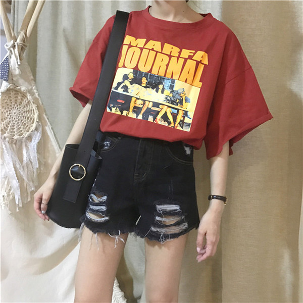 Női sportpóló felirattal és freestyle mintával több színben