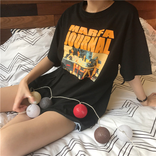 Női sportpóló felirattal és freestyle mintával több színben