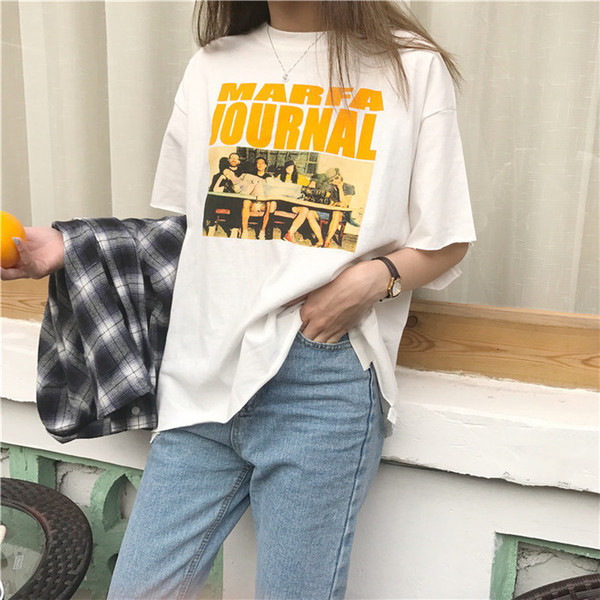 Női sportpóló felirattal és freestyle mintával több színben