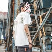 Férfi póló rövid ujjal, fekete-fehér színben, virágos motívumokkal