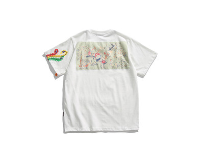 Férfi póló rövid ujjal, fekete-fehér színben, virágos motívumokkal