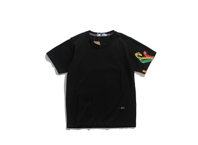 Férfi póló rövid ujjal, fekete-fehér színben, virágos motívumokkal