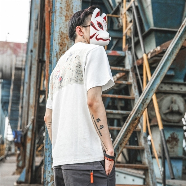 Férfi póló rövid ujjal, fekete-fehér színben, virágos motívumokkal