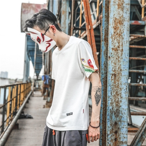 Férfi póló rövid ujjal, fekete-fehér színben, virágos motívumokkal