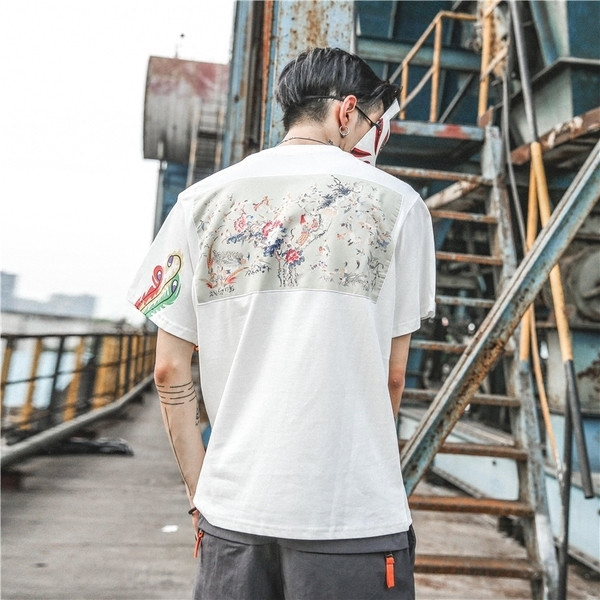 Férfi póló rövid ujjal, fekete-fehér színben, virágos motívumokkal