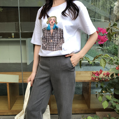 Női sportpóló O-alakú gallérral és színes rátéttel szabad fazonban több színben