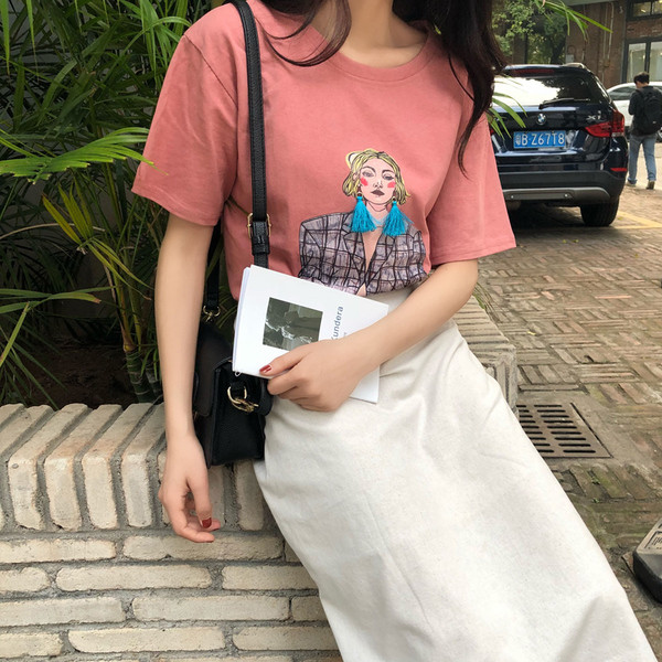 Női sportpóló O-alakú gallérral és színes rátéttel szabad fazonban több színben