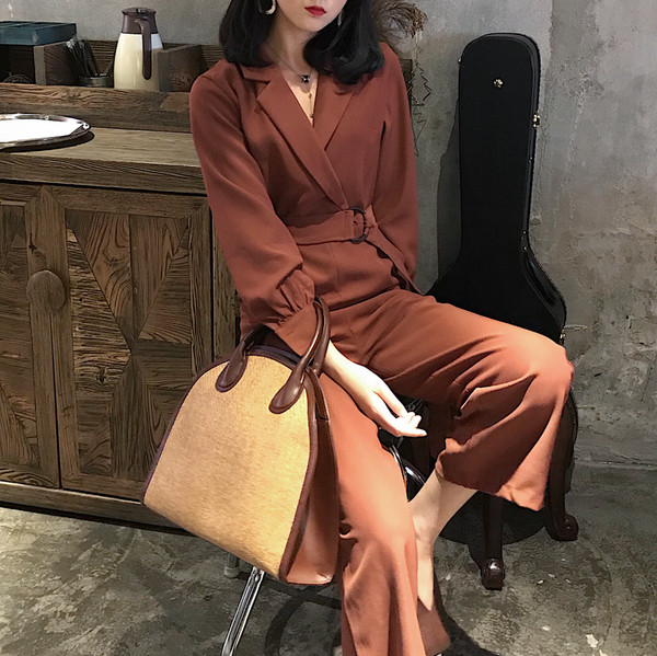 Κομψό γυναικεία ολόσωμο  με ντεκολτέ και ζώνη σε σχήμα V σε δύο χρώματα