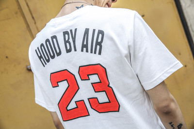 Ανδρικό μπλουζάκι σε δύο χρώματα με επιγραφή και εκτύπωση