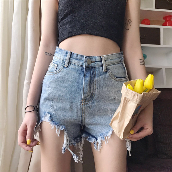 Modern női rövid farmer magas derékkal, foltokkal és rojtokkal, világos színben