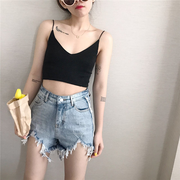 Modern női rövid farmer magas derékkal, foltokkal és rojtokkal, világos színben