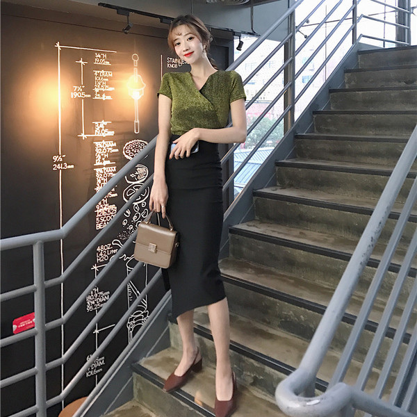 Μοντέρνα γυναικεία μπλούζα  με λαμπερά σωματίδια και V-λαιμό σε δύο χρώματα