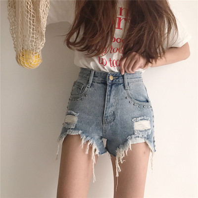 Άνετα γυναικεία σορτς με υψηλή μέση  σχισμένα περιθώρια σε ανοιχτόχρώμα