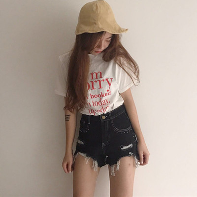 Άνετα γυναικεία σορτς με υψηλή μέση  σχισμένα περιθώρια σε ανοιχτόχρώμα