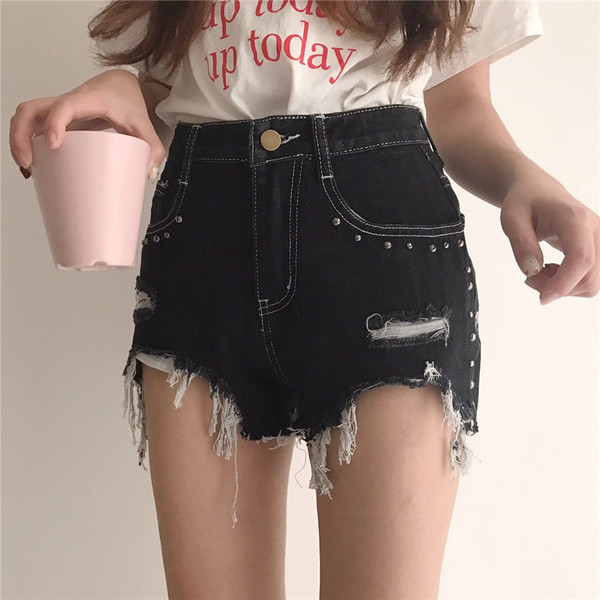 Άνετα γυναικεία σορτς με υψηλή μέση  σχισμένα περιθώρια σε ανοιχτόχρώμα