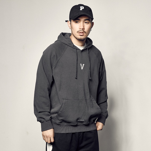 Férfi pulóver különböző színekben, nagy zsebbel és kapucnival