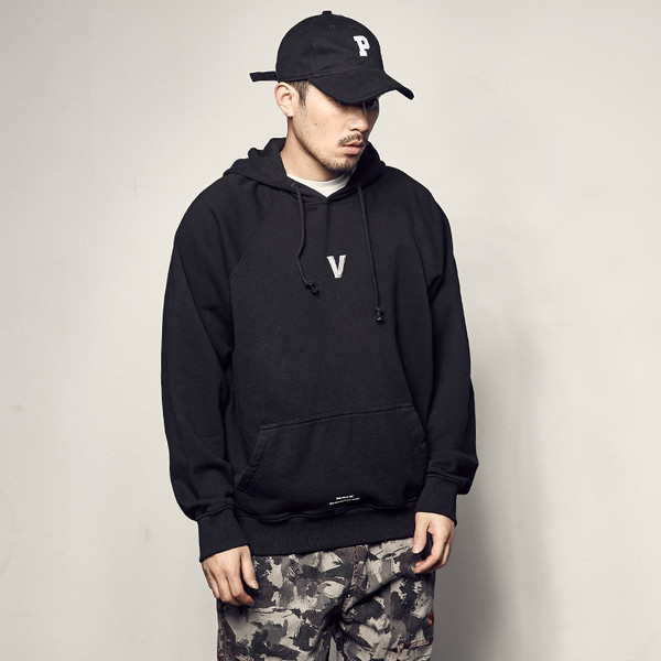 Férfi pulóver különböző színekben, nagy zsebbel és kapucnival