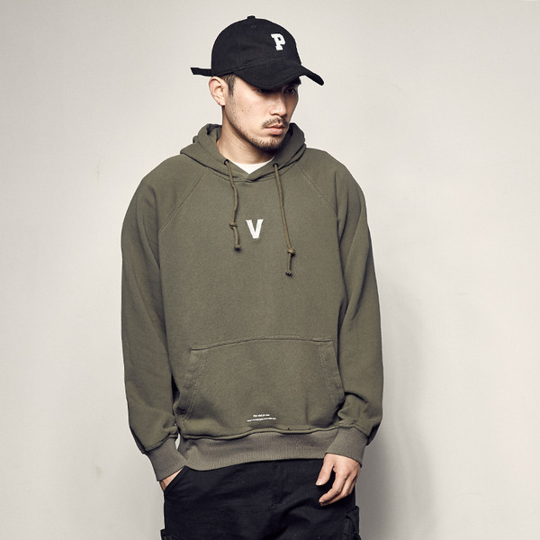 Férfi pulóver különböző színekben, nagy zsebbel és kapucnival