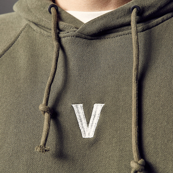 Férfi pulóver különböző színekben, nagy zsebbel és kapucnival